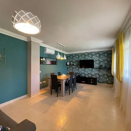 Sunny Island D1, Cristianos Chayofa