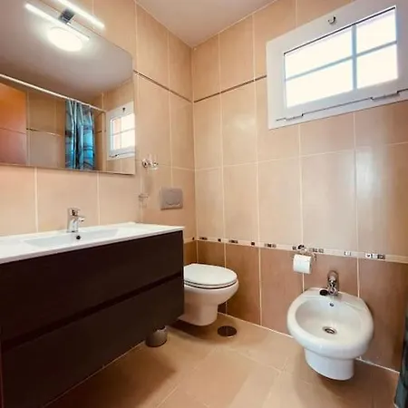 Sunny Island D1, Cristianos *